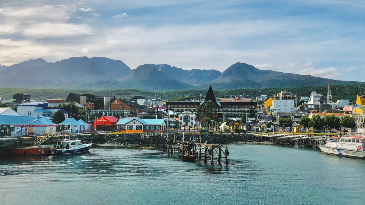 Ushuaia mit dem Nationalpark im Hintergrund. Argentinien Sehenswürdigkeiten - Ushuaia in Feuerland