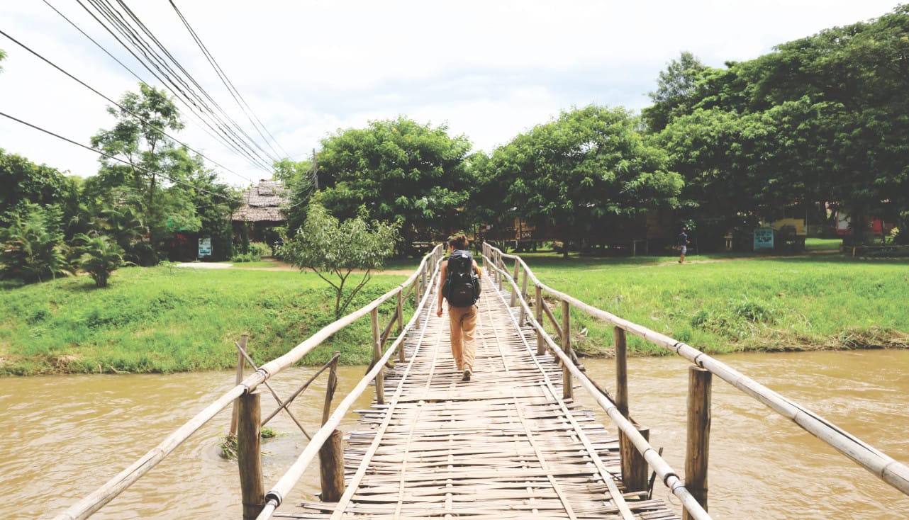 Bambusbrücke zur Bungalowanlage in Pai