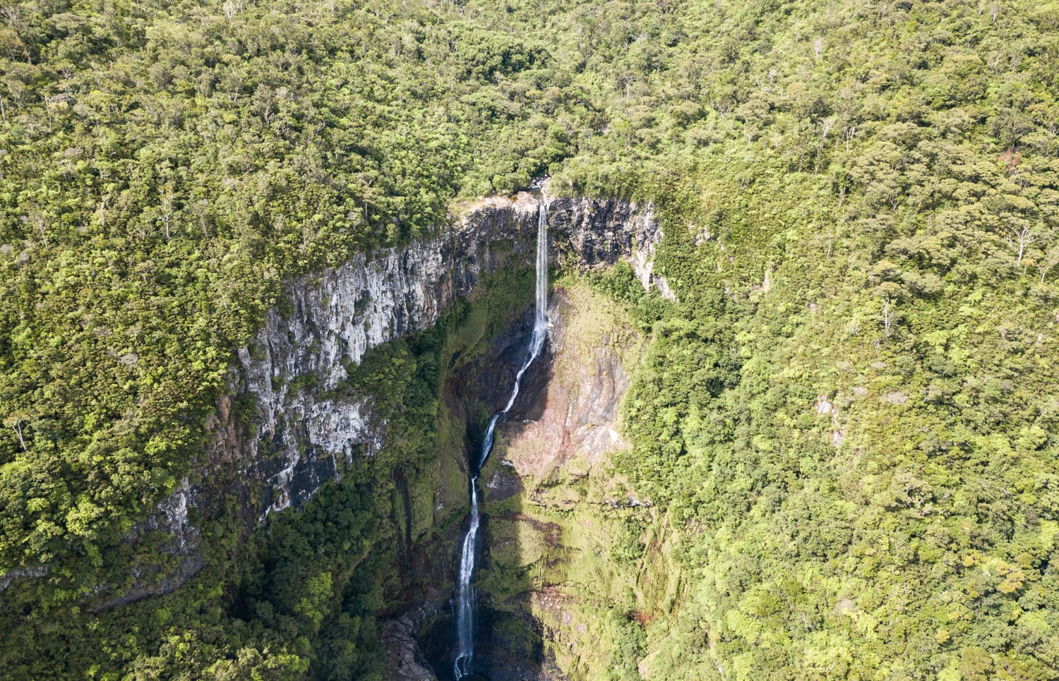 Drohne auf Reisen und Weltreise - Wasserfall