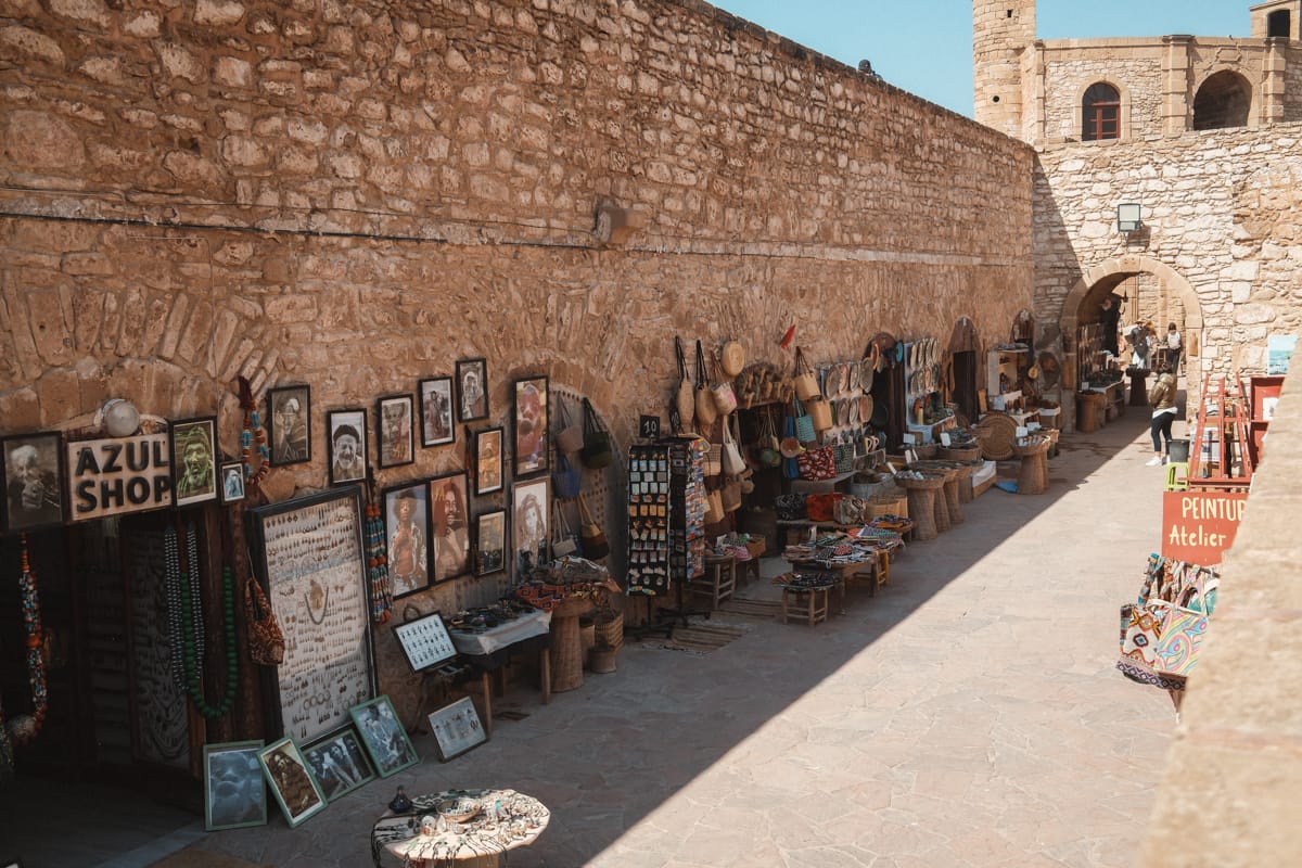 Essaouira - Shops unter der Festungsmauer