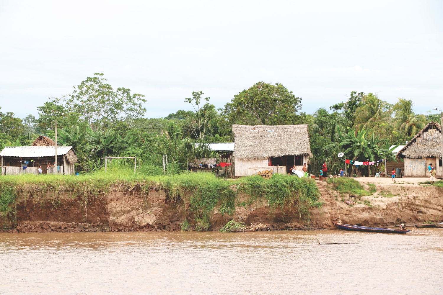 Dorf im Amazonas während der Frachtschiff-Fahrt