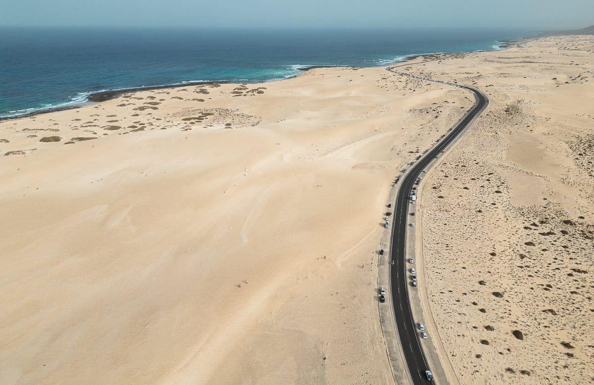 Fuerteventura Mietwagen - Strasse in Dünen von Corralejo