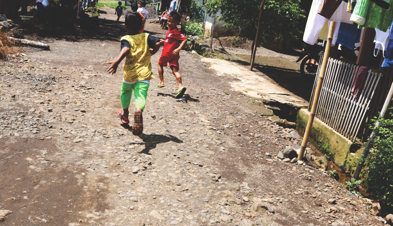 Kinder spielen im Dorf
