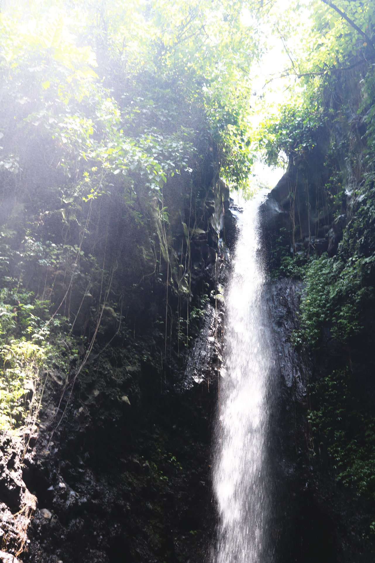 Der versteckte Wasserfall in Indonesien