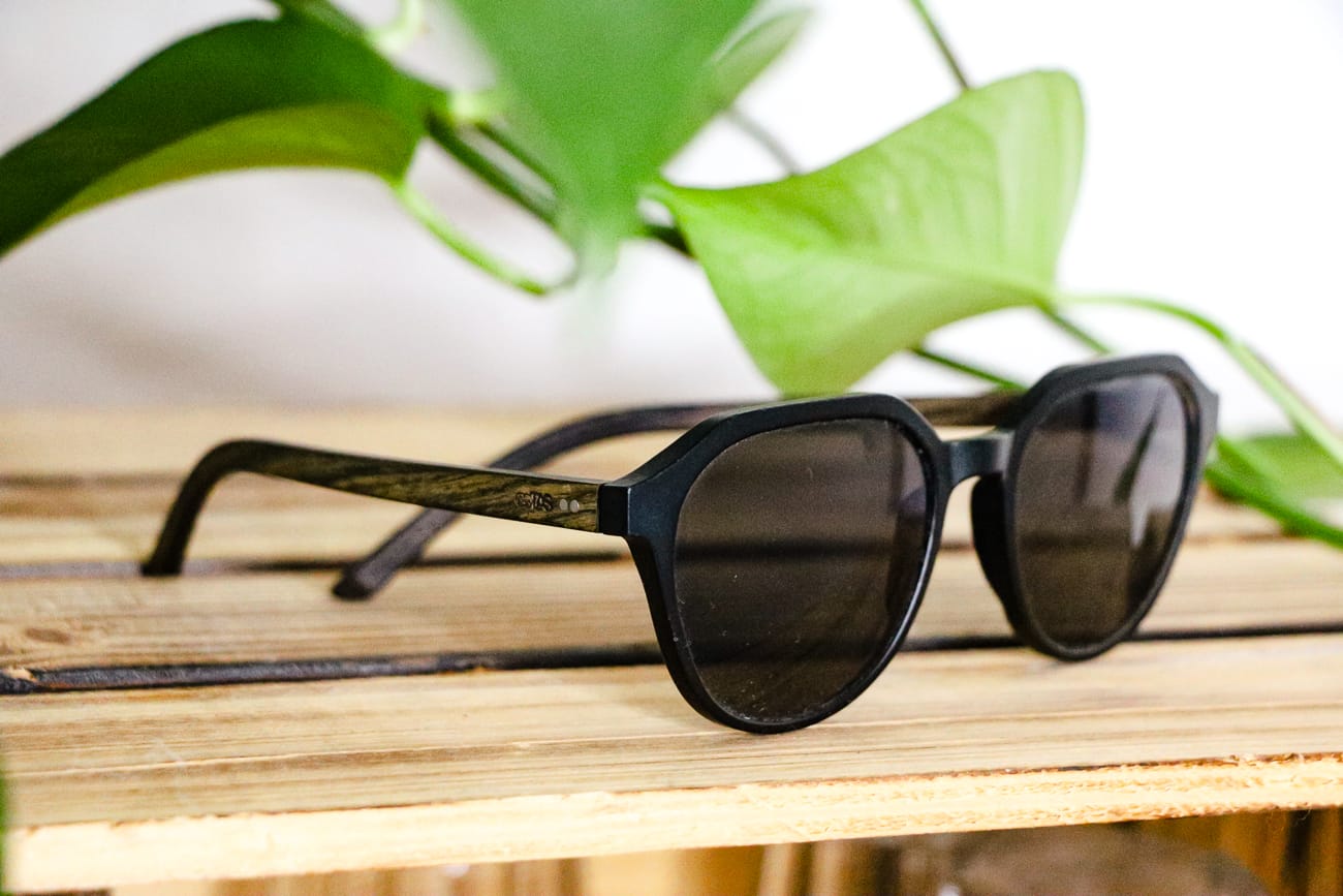 Nachhaltige Geschenkideen für Reisende: Sonnenbrille aus Holz