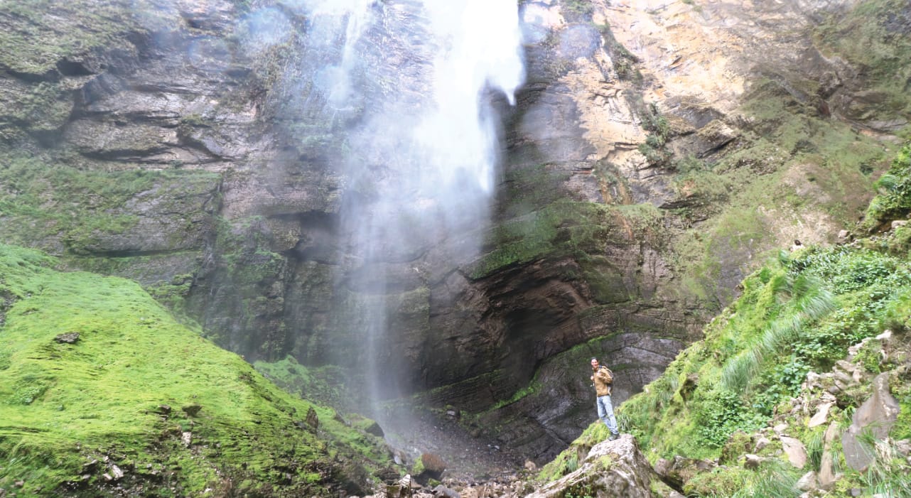 Daniel vor dem Gocta Wasserfall in Peru