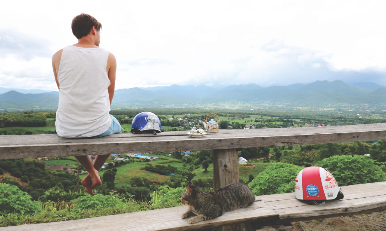 Ausblick mit frischem Tee auf die Berge von Pai