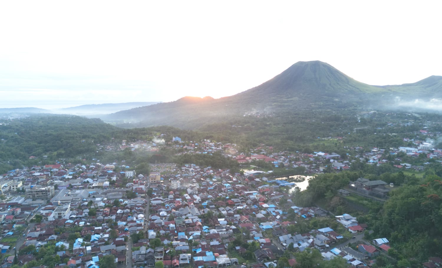 Sulawesi Unterkunft - Ausblick von Terrasse von Leos Hotel - Tomohon