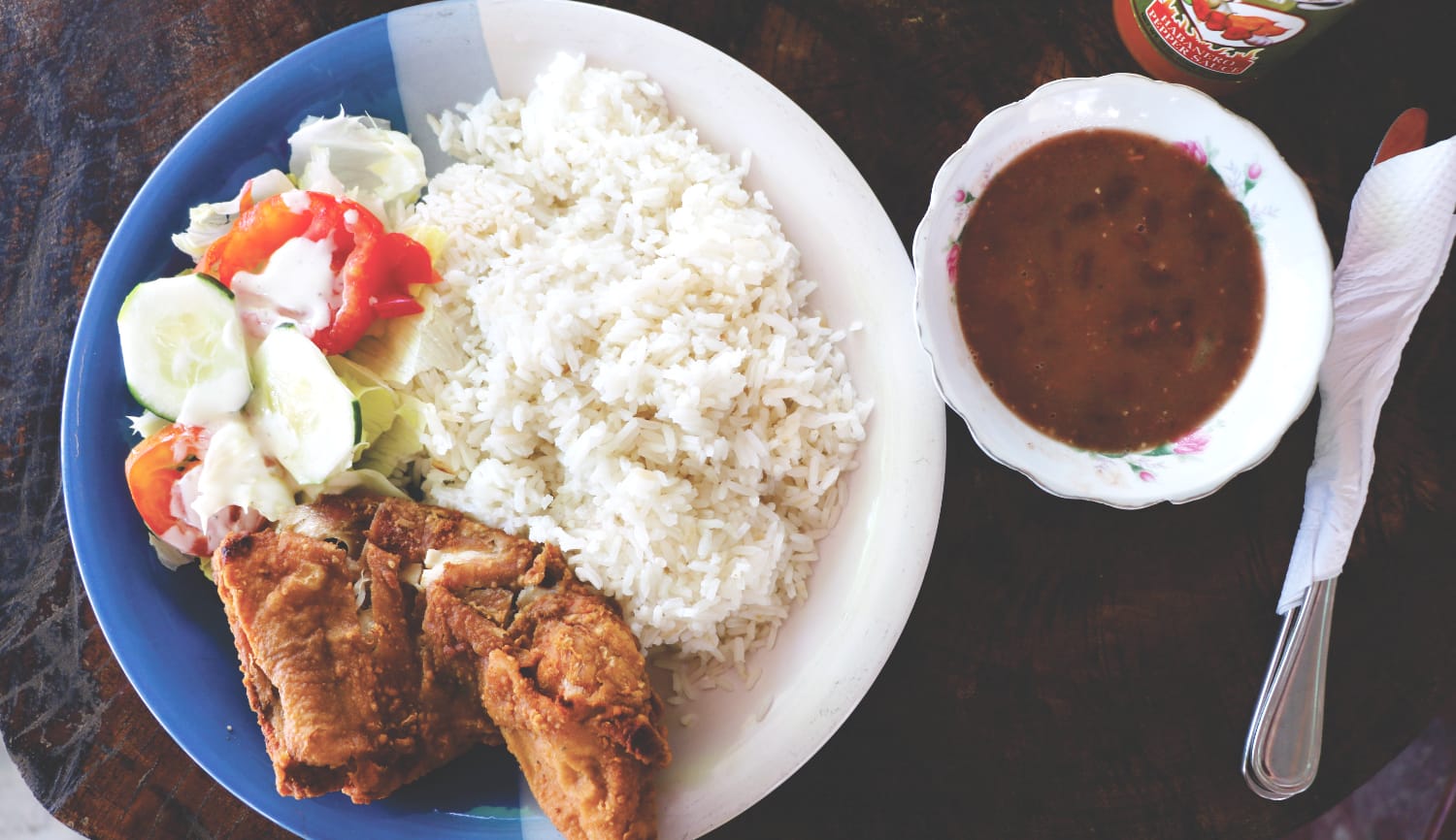 Typisches Essen in Belize: Stewed Chicken mit Reis und Bohnen